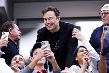 El magnate de Tesla acceedi a tomarse fotografas con la mayora de sus seguidores. 
