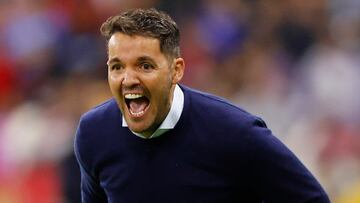 AME4050. GUADALAJARA (MÉXICO), 19/07/2025.- El entrenador de Cruz Azul, Nicolás Larcamón, da indicaciones este sábado, durante un partido entre Atlas y Cruz Azul del Torneo Apertura 2025 de la Liga MX en el Estadio Jalisco, en Guadalajara (México). EFE/ Francisco Guasco