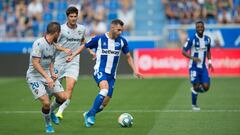 Melero y Miram&oacute;n tratan de arrebatar el bal&oacute;n a Luis Rioja.