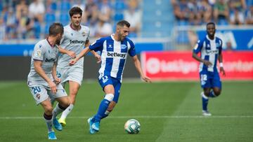 Melero y Miramón tratan de arrebatar el balón a Luis Rioja.
