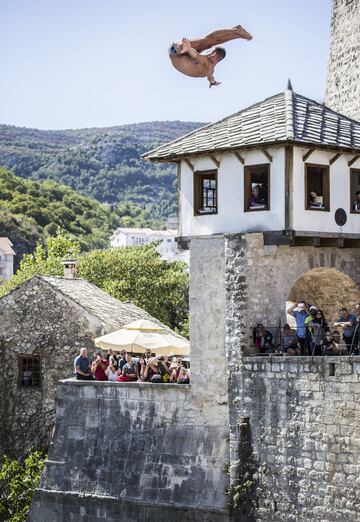 Nikita Fedotov salta desde un puente de la ciudad de Mostar.