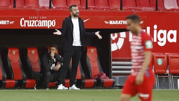 Diego Martínez en el Ramón Sánchez-Pizjuán con el Granada.