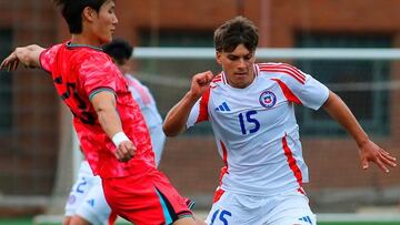 Willy, con el 15 de Chile, desborda a un contrario.