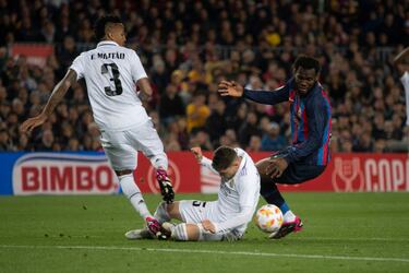Éder Militão, Federico Valverde y Franck Kessié pugnan por un balón sin dueño en el balcón del área del conjunto blanco.