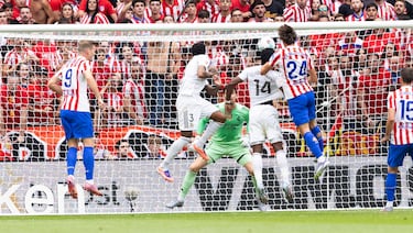 Le Normand marca de cabeza el 1-0 para el Atlético de Madrid. 