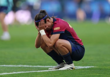 Aitana Bonmatí desolada tras terminar el partido.