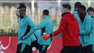 LEZAMA (BIZKAIA)., 29/01/2025.- Nico Williams (i), calienta durante el entrenamiento que el Athletic de Bilbao ha celebrado este miércoles para preparar el partido de Liga Europa del jueves ante el Viktoria Plzen checo en San Mamés. EFE/ Miguel Toña