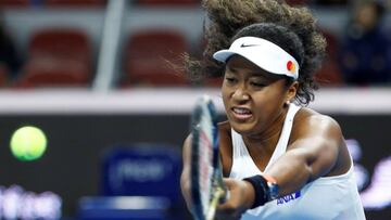 Naomi Osaka ejecuta un rev&eacute;s en Pek&iacute;n.