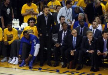 Stephen Curry, lesionado, anima a sus compañeros.