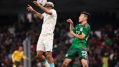 AME8818. CIUDAD DE MÉXICO (MÉXICO), 21/11/2023.- Hirving Lozano (d) de México disputa el balón con Andy Najar (i) de Honduras hoy, durante el partido de vuelta por los cuartos de final de la Liga de Naciones de la Concacaf entre las selecciones nacionales de México y Honduras, en el Estadio Azteca de la Ciudad de México (México). EFE/ José Méndez
