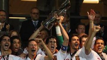 <b>CON EL TROFEO.</b> Javi Martínez levanta la copa de campeón y todo el equipo español lo celebra con júbilo en el palco del estadio de Aarhus de Dinamarca.