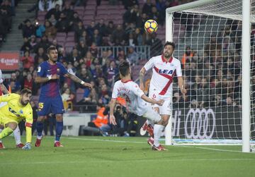 1-1. Ruben Duarte y Guillermo Maripan en el gol del empate de Luis Suárez.