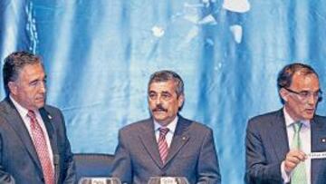 <b>EL SORTEO. </b>Maté, a la derecha, muestra un resultado. A la izquierda, José Fernández (Ponferradina).