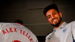 Álex Telles con su nueva camiseta del Sevilla.