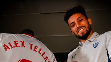 Álex Telles con su nueva camiseta del Sevilla. SFC