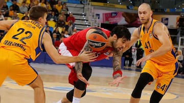 GRAFCAN1961. LAS PALMAS DE GRAN CANARIA, 21/03/2019.- El jugador del Olympiacos Georgios Printezis (c) y los jugadores del Herbalife Gran Canaria Xavi Rabaseda (i) y Kim Tillie (d) durante el partido de Euroliga que ambos equipos disputaron este jueves en el Gran Canaria Arena, en Las Palmas de Gran Canaria. EFE/Elvira Urquijo A.