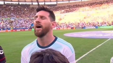 Así cantó Messi el himno de Argentina por primera vez