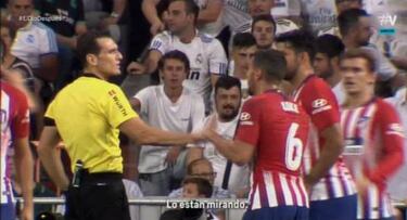 ¿Qué dijo el VAR de la mano de Casemiro a Martínez Munuera?