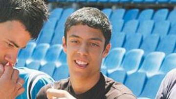 <b>ILUSIONADO. </b>Kezman firmó sus primeros autógrafos como rojiblanco. Al concluir la presentación regaló el balón, pero su primera camiseta quiso quedársela y besó el escudo.