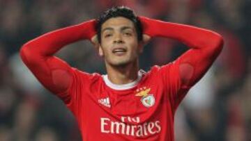 Chivas busca delantero en Europa: Jiménez sí, Vela no