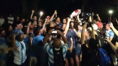 Hinchas argentinos alientan a Los Pumas... ¡y los jugadores se unen!