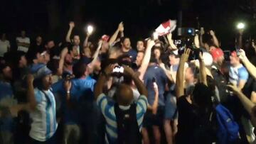 Hinchas argentinos alientan a Los Pumas... ¡y los jugadores se unen!