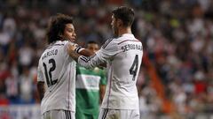 Ramos le pone a Marcelo el brazalete del Real Madrid. 