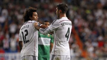 Ramos le pone a Marcelo el brazalete del Real Madrid. 