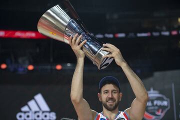 El ¨²ltimo miembro del exclusivo club de cuatro jugadores con m¨¢s de un MVP de Final Four. Es, sin discusi¨®n, el hombre m¨¢s determinante del baloncesto europeo y muestra de ello son los ¨²ltimos dos t¨ªtulos logrados por el Efes. El a?o pasado le hizo 25 puntos, 5 asistencias y 28 de valoraci¨®n en la final al Bar?a. ?ste, en Belgrado, 23 tantos y 22 de valoraci¨®n al Madrid. Sin olvidar el triple ganador en semifinales ante el Olympiacos.