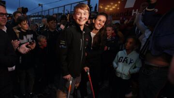 Billy Monger caminando por el pit lane de Brands Hatch.