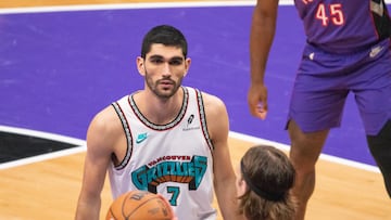 El jugador español Santi Aldama de los Grizzlies participa este miércoles, en un juego de la NBA entre Toronto Raptors y Memphis Grizzlies en el Scotiabank Arena en Toronto(Canadá).