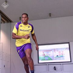 ¡Yerry es ‘Viola’! Así fue la llegada de Mina a su nuevo equipo