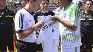 Butrague&ntilde;o regala una camiseta del Madrid a Evo Morales.