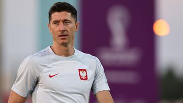 Doha (Qatar), 21/11/2022.- Poland forward Robert Lewandowski during a training session of the Polish team in Doha, Qatar, 21 November 2022. Poland will face Mexico in group C of the FIFA World Cup 2022 on 22 November. (Mundial de Fútbol, Polonia, Catar) EFE/EPA/Tolga Bozoglu
