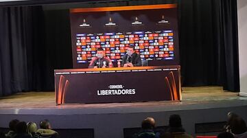 La conferencia de Paulo Díaz junto a Gallardo.