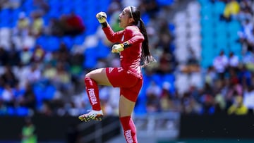 Karla Morales festeja un gol con el Puebla.