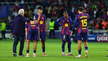 Los jugadores del Barcelona tras finalizar el partido.