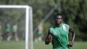 Nosa Igiebor durante un entrenamiento del Real Betis Balompi&eacute;.