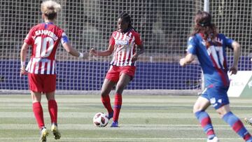 Amanda recibe un bal&oacute;n en el duelo entre Atl&eacute;tico y Levante de la Liga Iberdrola. 