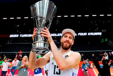 Sergio Rodríguez regresó el curso pasado a la órbita madridista tras marcharse a la NBA en 2016 (Philadelphia Sixers) y jugar en el CSKA y en el Armani Milán antes de volver a la 'casa blanca'. El tinerfeño suma dos Euroligas con el Madrid (2015 y 2023) más la que ganó con el CSKA en 2019; y en el baloncesto nacional ha logrado también cuatro Ligas (2013, 2015, 2016 y 2024), cinco Copas (2012, 2014, 2015, 2016 y 2024), cinco Supercopas (2012, 2013, 2014, 2022 y 2023) y la Intercontinental (2015). Por lo tanto, 17 títulos para el Chacho cuyo futuro no está del todo claro.