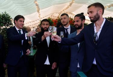 Brindis entre Ángel Haro, presidente y los capitanes del equipo Fekir, Pezzella, Guido e Isco.
