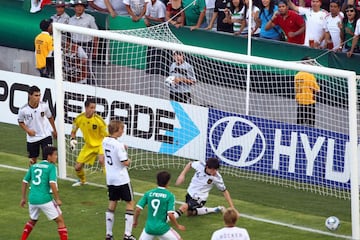 A diferencia de la Selección Mayor, en la categoría Sub-17, México se decanta como una potencia, etiqueta que comenzó a ganarse cuando albergó el Mundial de 2011, donde el sueño se disparó porque la victoria ante los teutones se dio en las Semifinales. Tres días después, el equipo nacional levantó la copa.
