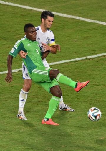 Emmanuel Emenike y Emir Spahic.