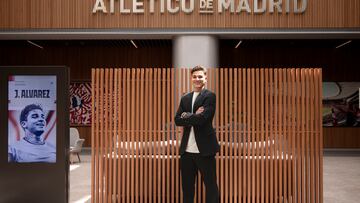 MADRID, 12/08/2024.- El delantero argentino Julián Álvarez, procedente del Manchester City durante la presentación con su nuevo equipo, este lunes en el Civitas Metropolitano. Con un dibujo de Spiderman, el hombre araña, el Atlético de Madrid anunció este lunes el fichaje del delantero campeón del mundo argentino Julián Álvarez, procedente del Manchester City, tras pasar el pertinente reconocimiento médico y la formalización de documentos.EFE/Atlético de Madrid SOLO USO EDITORIAL/SOLO DISPONIBLE PARA ILUSTRAR LA NOTICIA QUE ACOMPAÑA (CRÉDITO OBLIGATORIO)