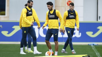 Dani Parejo, en un entrenamiento del Villarreal junto a Albiol y Pedraza.