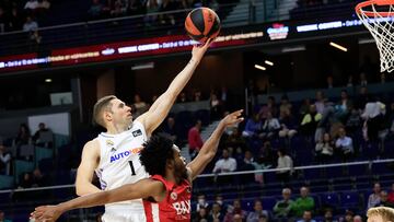 MADRID, 11/12/2022.- El alero del Real Madrid Fabien Causeur (i), entra a canasta frente al base del Baxi Manresa Jerrick Harding (d), durante el partido de la jornada 11 de la Liga Endesa disputado este domingo en el WiZink Center de Madrid. EFE/Zipi