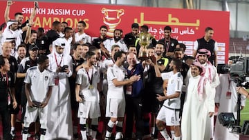 El Al Sadd, con Xavi Hernández a la cabeza, celebra la Supercopa.