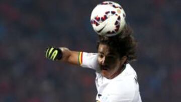 El defensa chileno Mauricio Isla (i) lucha el bal&oacute;n con el delantero boliviano Marcelo Martins Moreno, durante el partido Chile-Bolivia, del Grupo A de la Copa Am&eacute;rica de Chile 2015, en el Estadio Nacional Julio Mart&iacute;nez Pr&aacute;danos de Santiago de Chile, Chile, hoy 19 de junio de 2015. EFE/Felipe Trueba