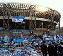 Los aficionados del Nápoles crean un santuario a Maradona en los alrededores del San Paolo