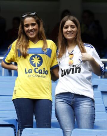 Comienzo del partido entre el Real Madrid y Las Palmas en el Santiago Bernabeu. Aficionadas.